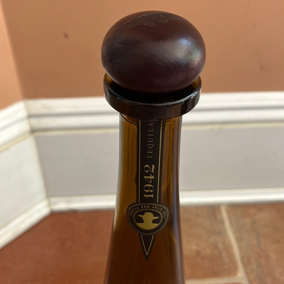 Don Julio 1942 Gift Box & Empty Bottle - Picture 4 of 10